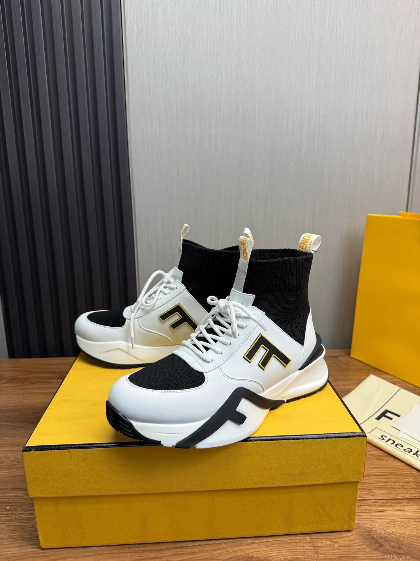 Men's men's shoes 💰560💰 Fendi [Fendi] hot style is on the market 🔥Fashionable casual men's shoes 🔱 Made of original brand fly knit fabric. Original cowhide + breathable mesh lining + sheepskin feet. Perfect shape and top quality, you deserve it 🔜Original rubber outsole, ultra-light, non-slip and wear-resistant 👣 Standard size 38-44